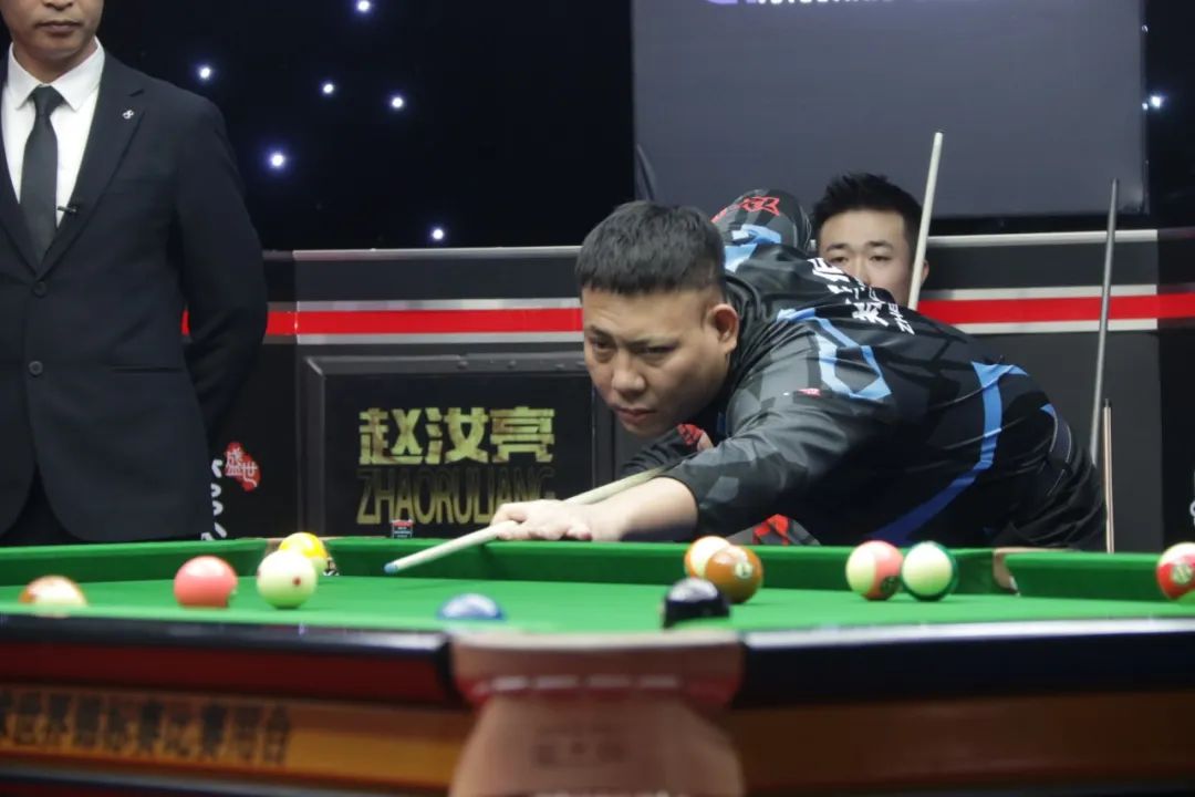 他依然用自 他依然用自